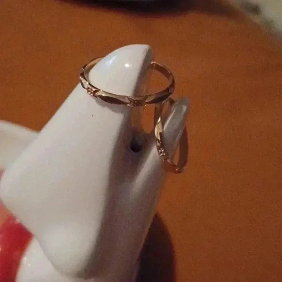 New yellow tone wedding band - Picture 6 of 7